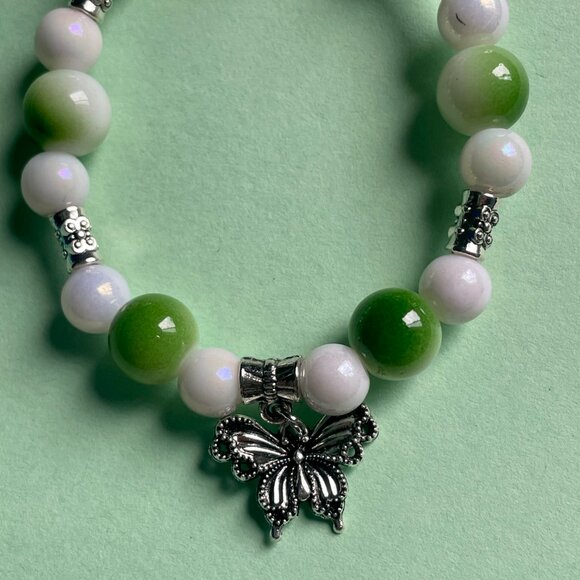 Handmade bracelet with beads and dangling butterfly charm - Picture 6 of 9